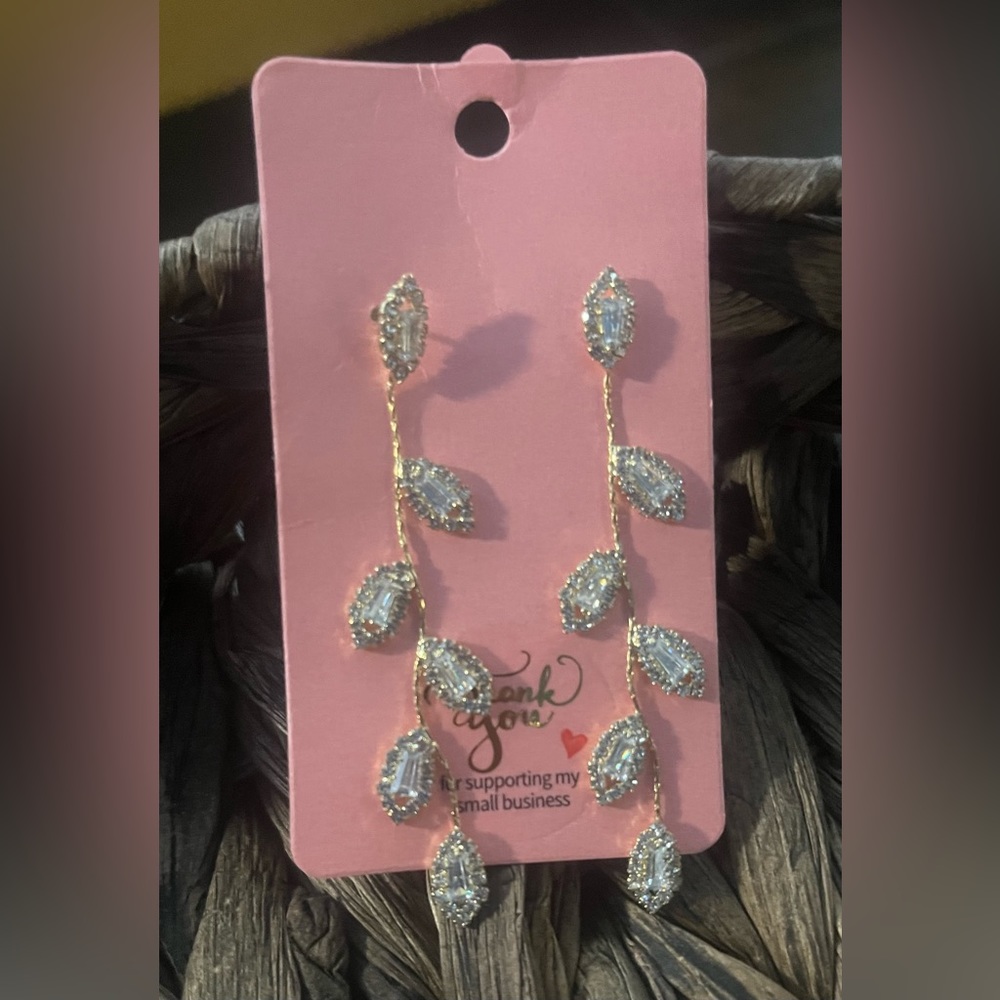 Gold base with sparkling leaves - Earrings